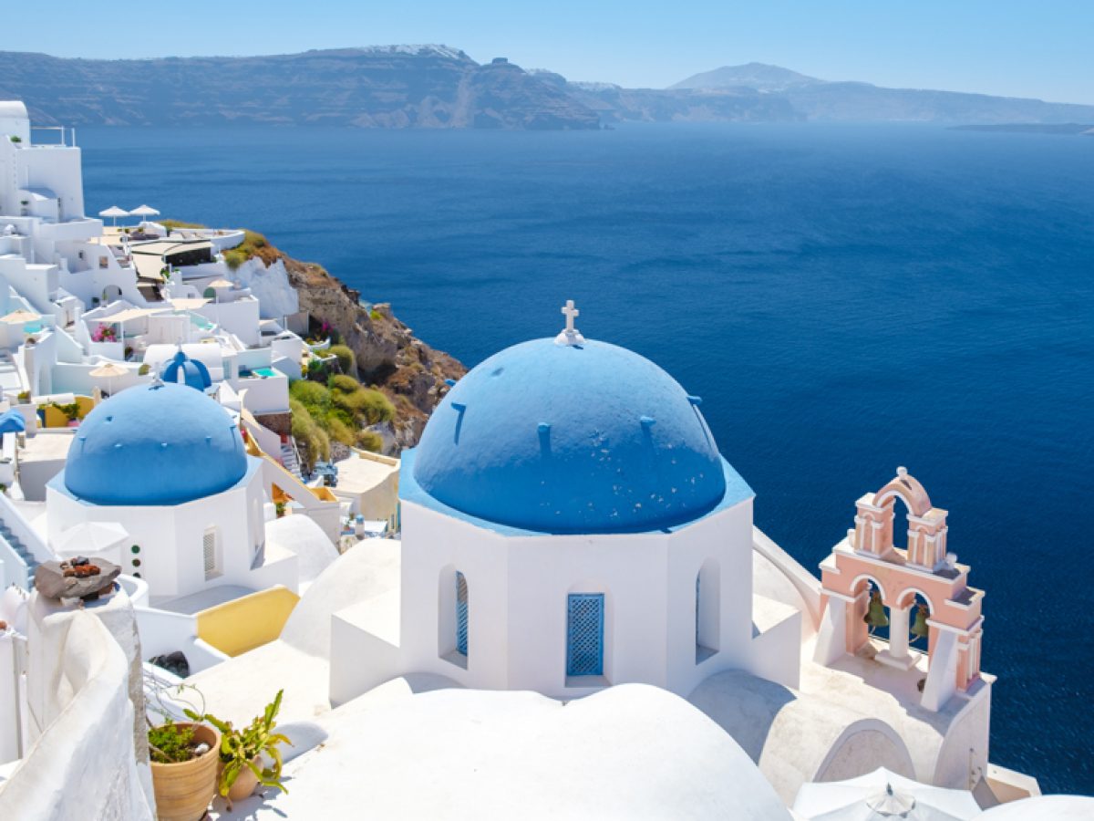 Condé Nast Traveller: Η Σαντορίνη παραμένει παγκόσμιο σύμβολο ρομαντικών διακοπών – Στους 3 απόλυτους προορισμούς το 2026