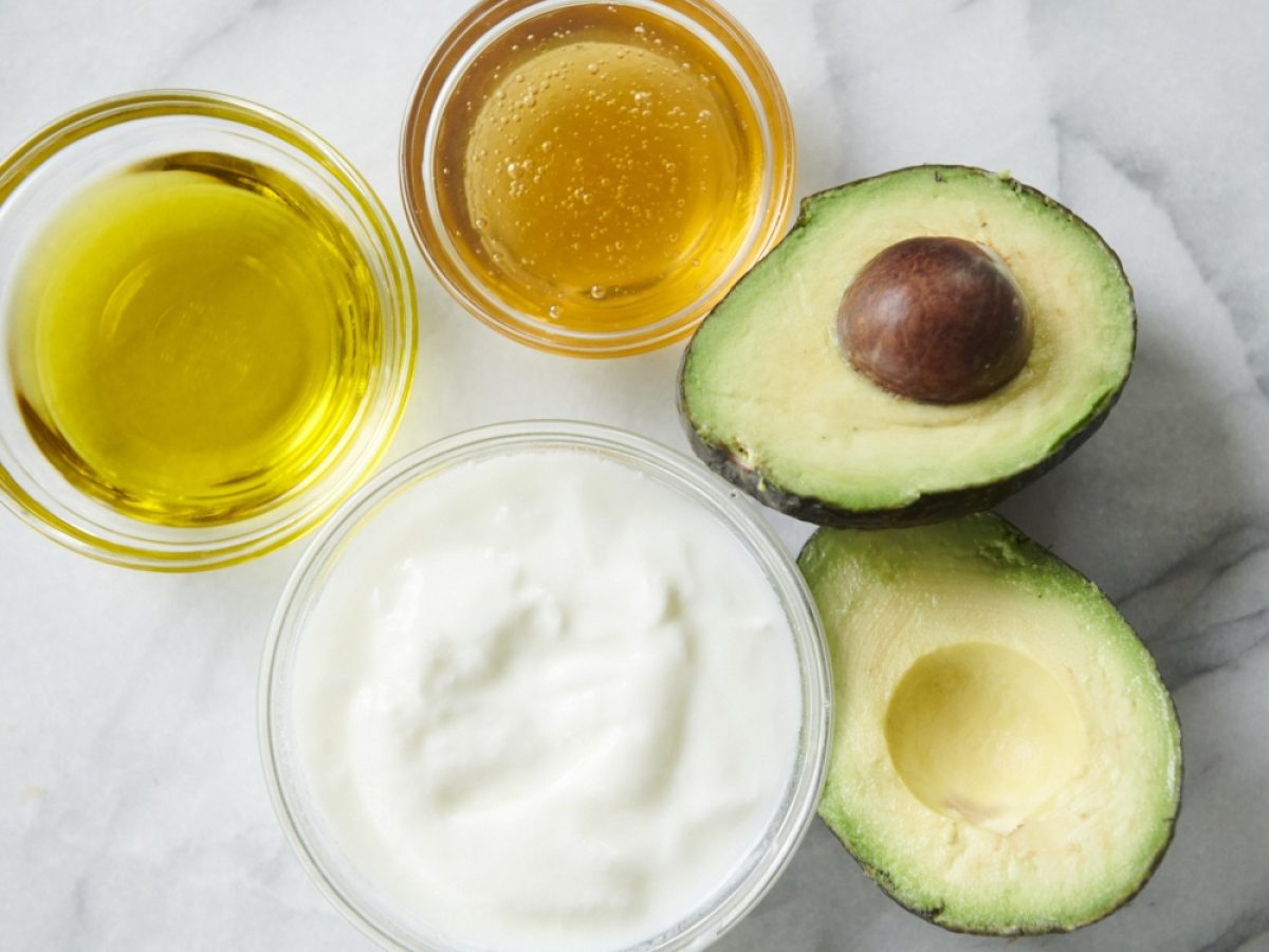 DIY μάσκα ενυδάτωσης για πολύ ξηρά μαλλιά με αβοκάντο και γιαούρτι