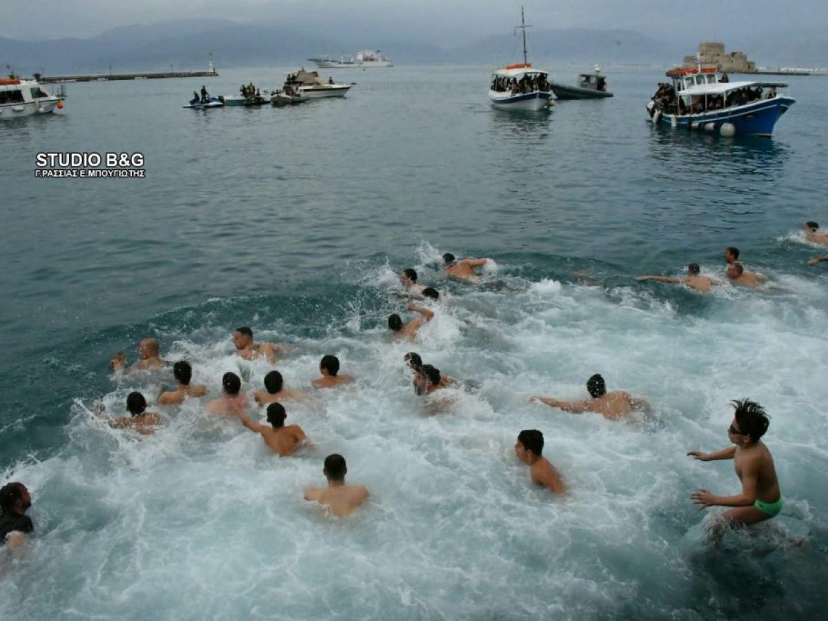 Mε κάθε λαμπρότητα τελέσθηκε η εορτή των Θεοφανείων στο λιμάνι του Ναυπλίου (ΦΩΤΟ)