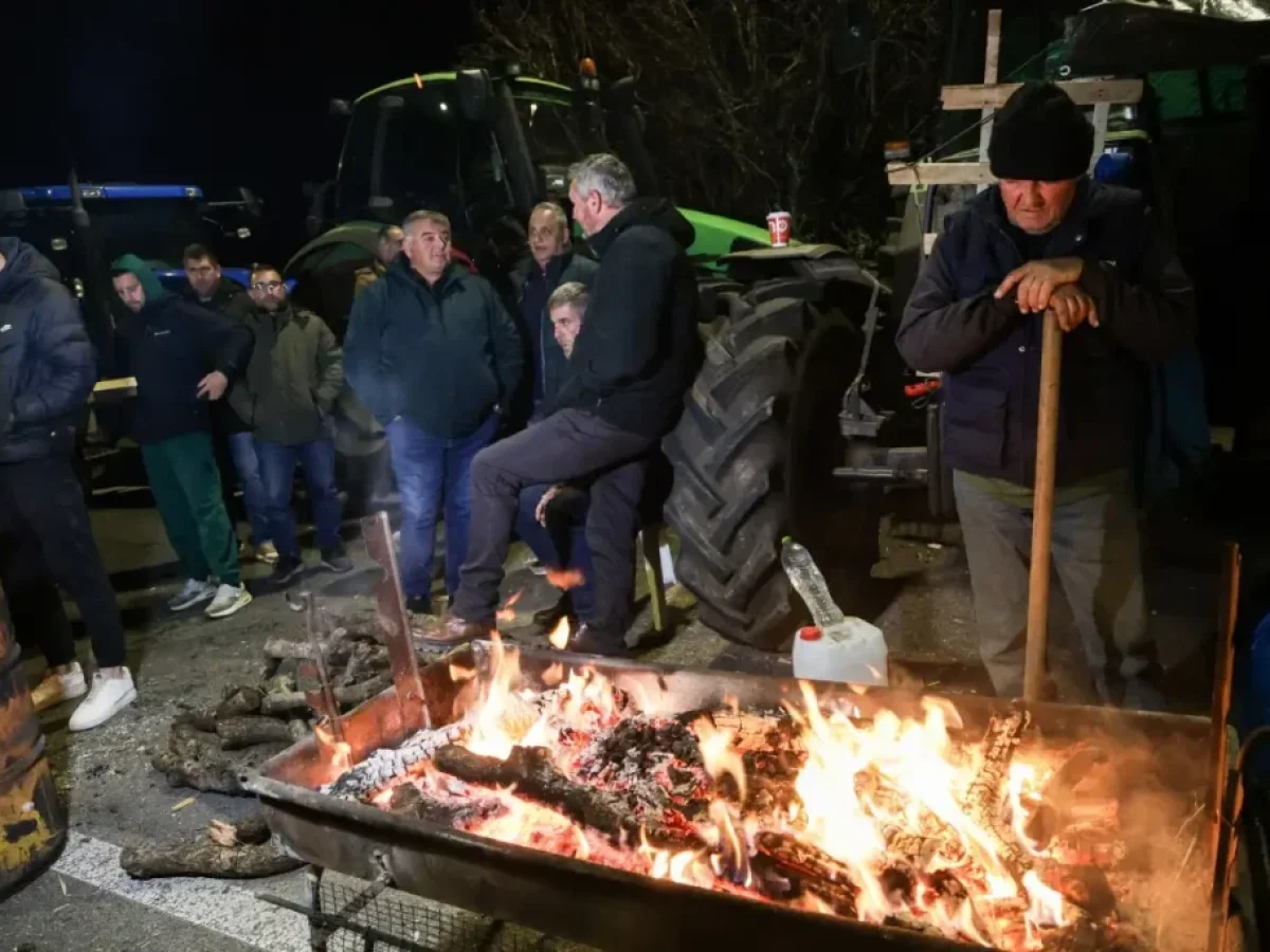 Mε σούβλες , ζεστό κρασί, μουσική και χορό υποδέχθηκαν στα μπλόκα το 2026 οι αγρότες