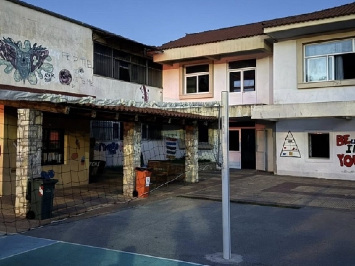 Tον έπιασαν τον δράστη που έκαιγε και βανδάλιζε σχολεία στη Φωκίδα