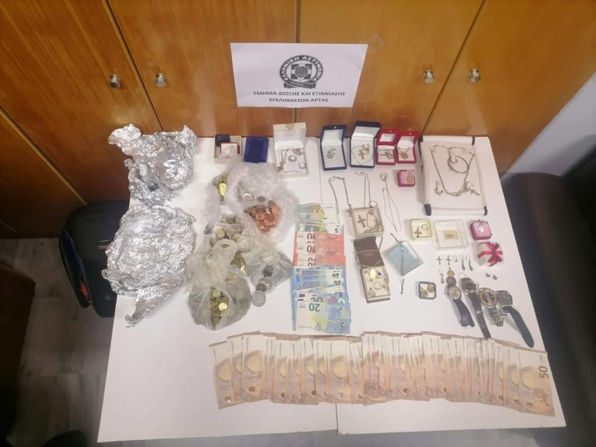 Tρομοκρατούσαν ηλικιωμένες και μετά το “παίζαν” αστυνομικοί που θα τους συλλάβουν για να αρπάζουν χρήματα και χρυσαφικά