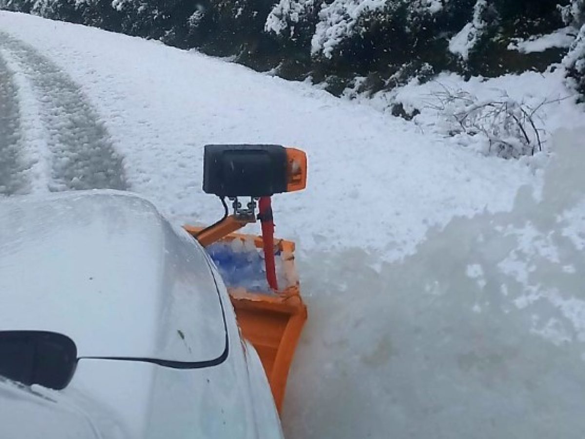 Video με τα “θηρία” της ΔΕΥΑΤ να ανοίγουν τους χιονισμένους δρόμους