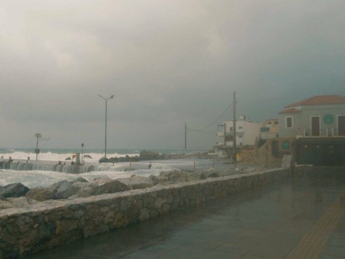 Xανιά |  Η θάλασσα “έβγαλε” πέτρες στον παραλιακό της Παλαιόχωρας