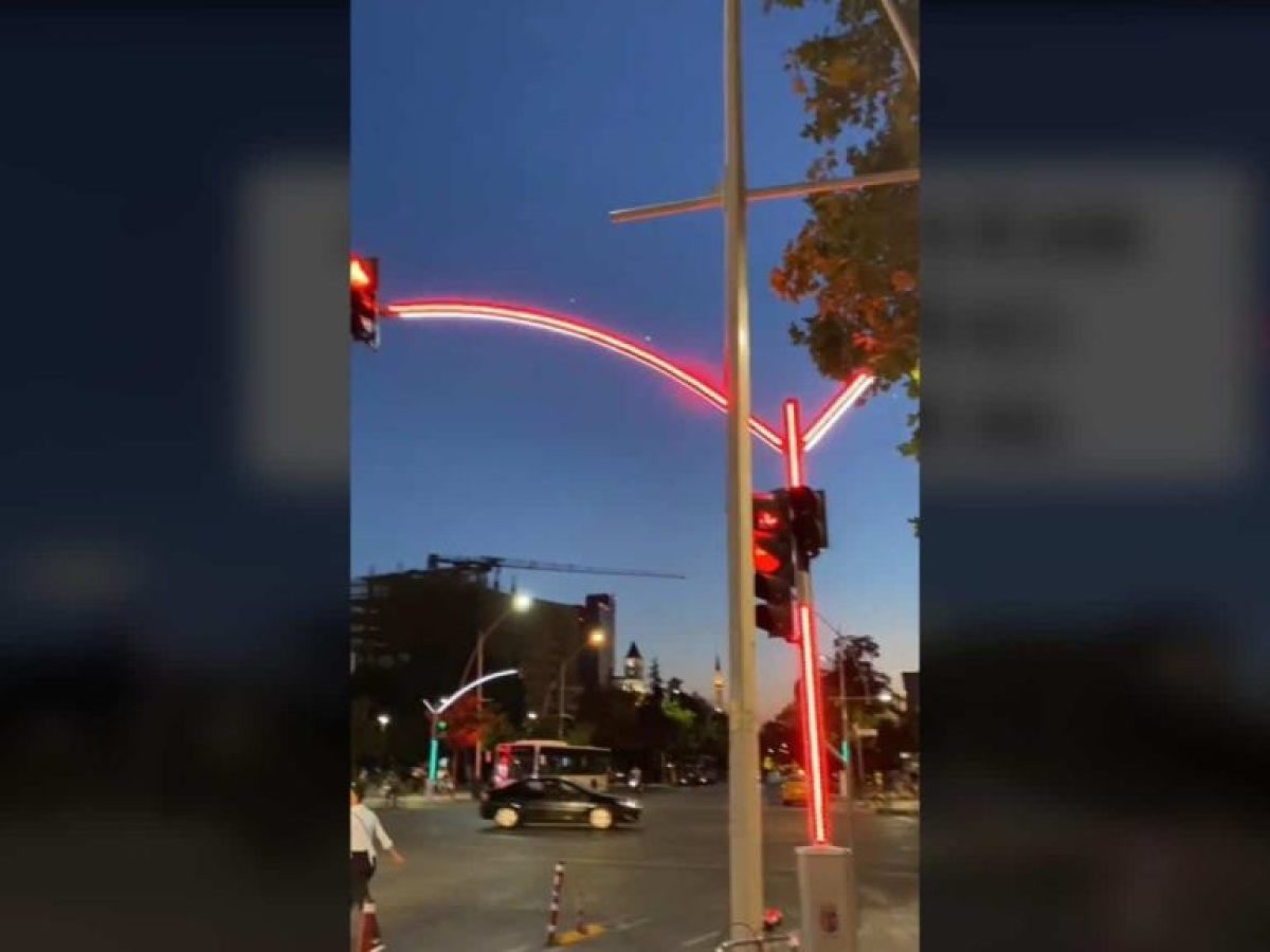 Αυτό είναι το φανάρι της Αλβανίας που έγινε viral -Γιατί ξεχωρίζει στους δρόμους