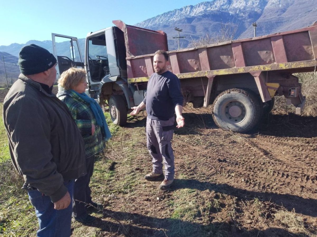 Αυτοψία της Αντιδημάρχου Α’ Τομέα Ελένης Πούλιου σε συνεργασία με τον χειριστή Θόδωρο Καραίσκο στο πεδίο