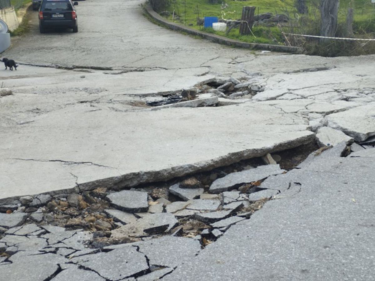 Αυτός ο δρόμος στον Μανταμάδο παραμένει ακόμα μπάχαλο.ΦΩΤΟ