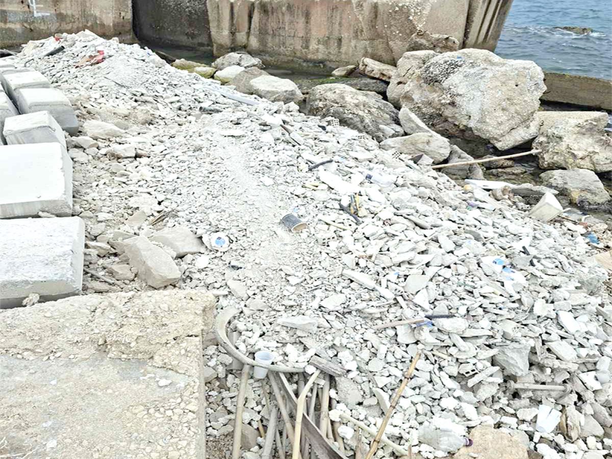 Μπάζα έριξαν άγνωστοι στη μαρίνα του λιμανιού