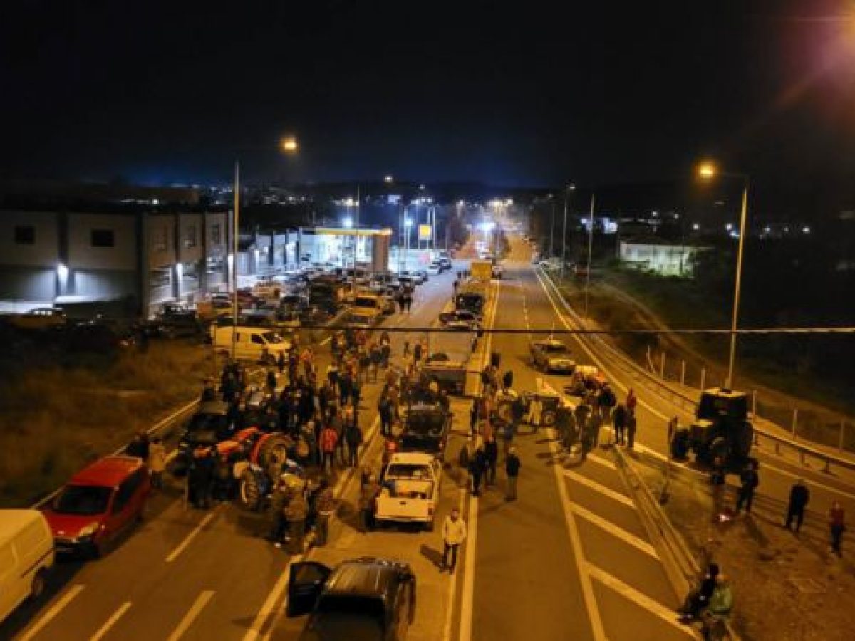 Μπλόκο αγροτών στην Εθνική Οδό Σπάρτη-Λεύκτρο και στην παλαιά Ε.Ο. Σπάρτης-Τρίπολης