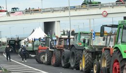 bloko-nikeas-paramenoun-stous-dromous