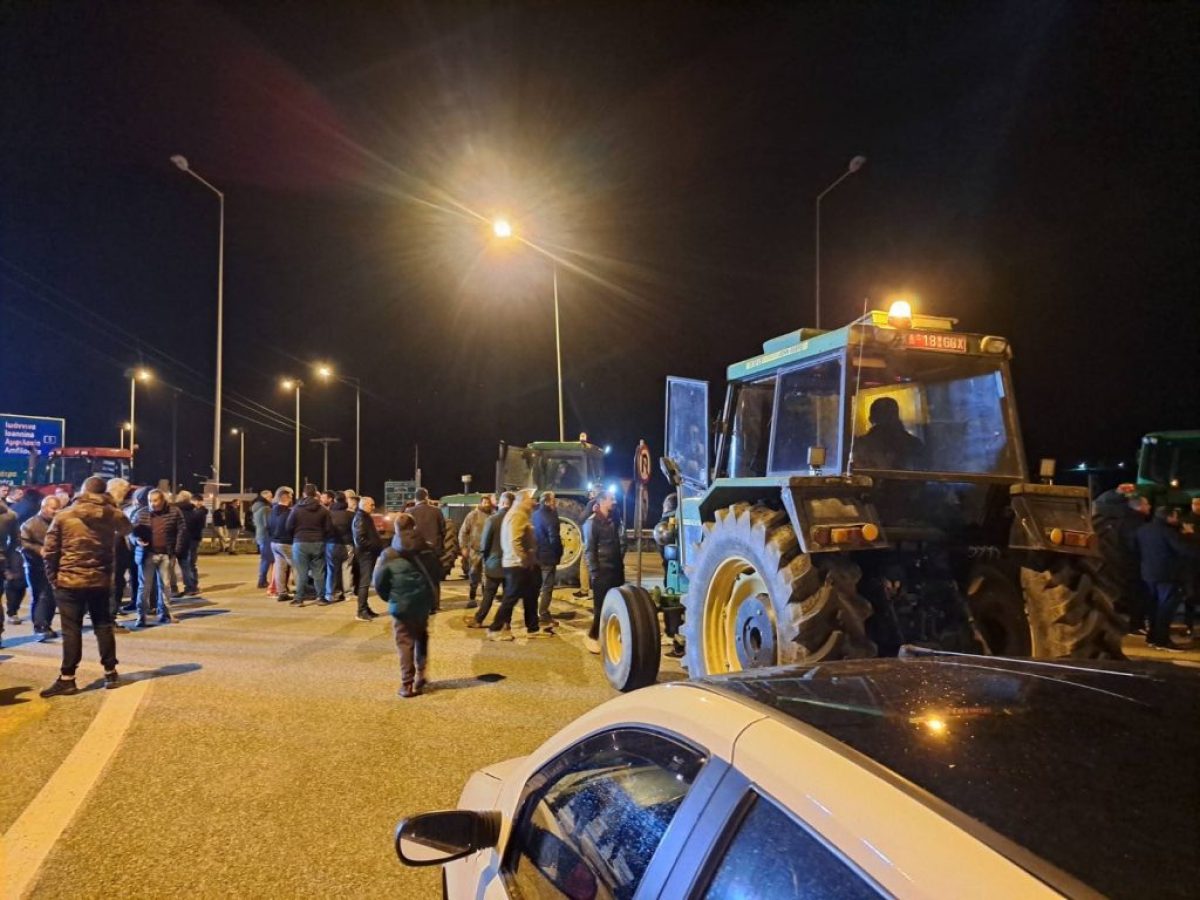 Μπλόκο Αγγελοκάστρου: Οι αγρότες έκλεισαν αιφνιδιαστικά τον κόμβο στο Χαλίκι