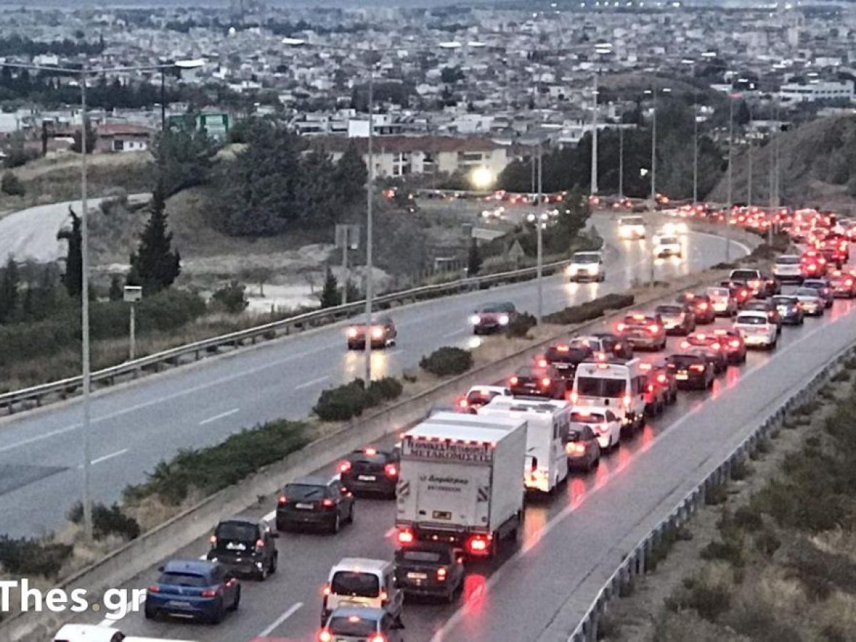 Μποτιλιάρισμα στον Περιφερειακό: Καραμπόλα τριών οχημάτων