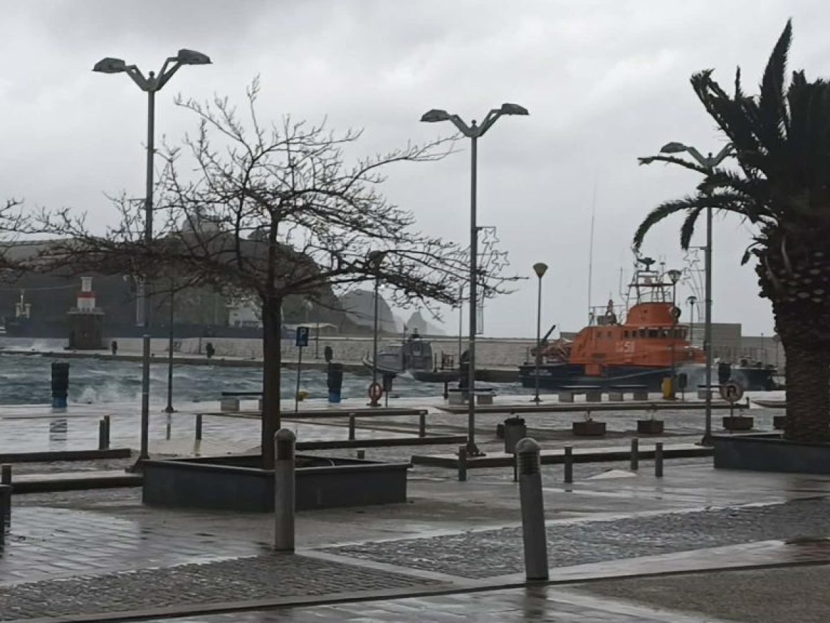 Μπουρίνι  “αγρίεψε” τη θάλασσα στη Μύρινα.(ΒΙΝΤΕΟ)