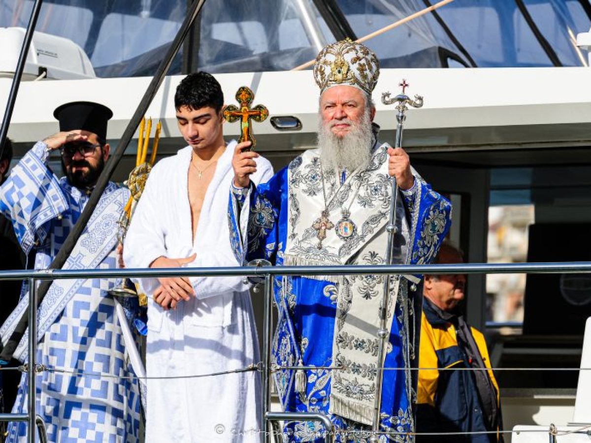 Χαλκίδα: Λαμπρά Θεοφάνεια στα «τρελά νερά» – Ποιος είναι ο φοιτητής που έπιασε τον Σταυρό