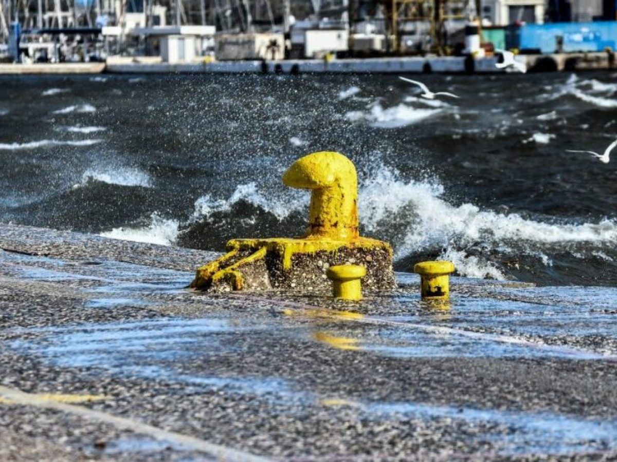 Χαλκιδική: Ημιβύθιση ιστιοφόρου στη μαρίνα Νικήτης