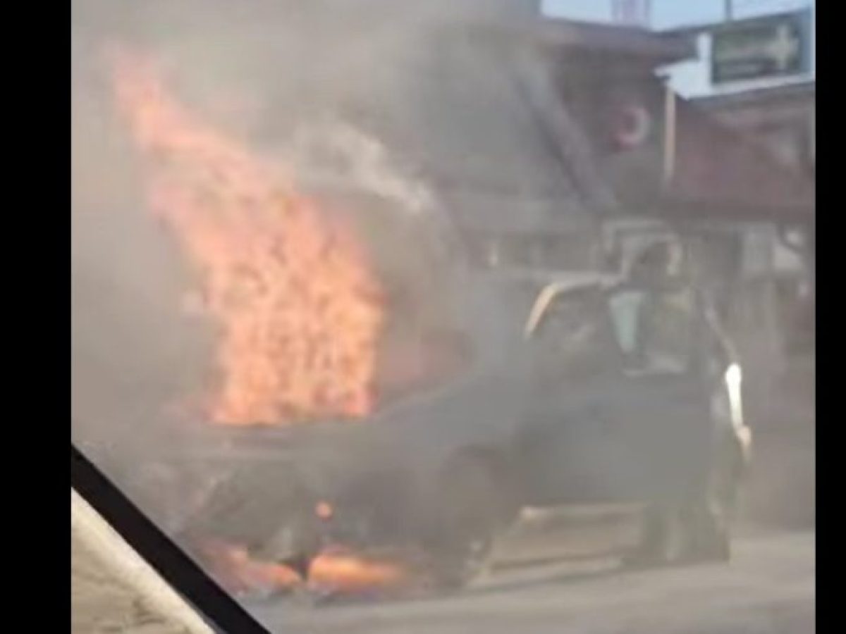 Χανιά: Παρέμβαση πολιτών σε φλεγόμενο όχημα στην Αγιά – Το βίντεο της «μάχης» με τις φλόγες