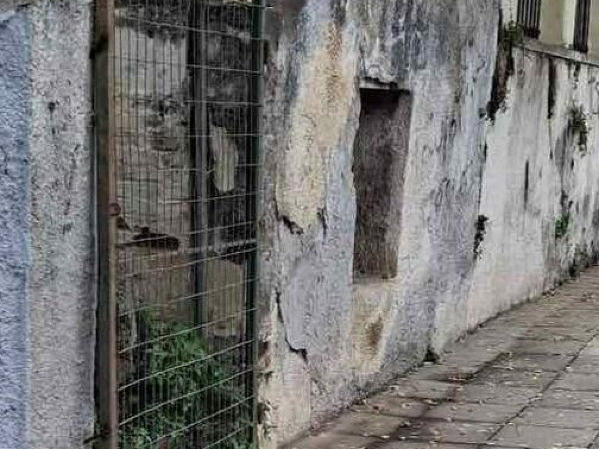 Χανιά | Ανησυχία για ετοιμόρροπο τοιχίο στην οδό Κ. Σφακιανάκη | Photos