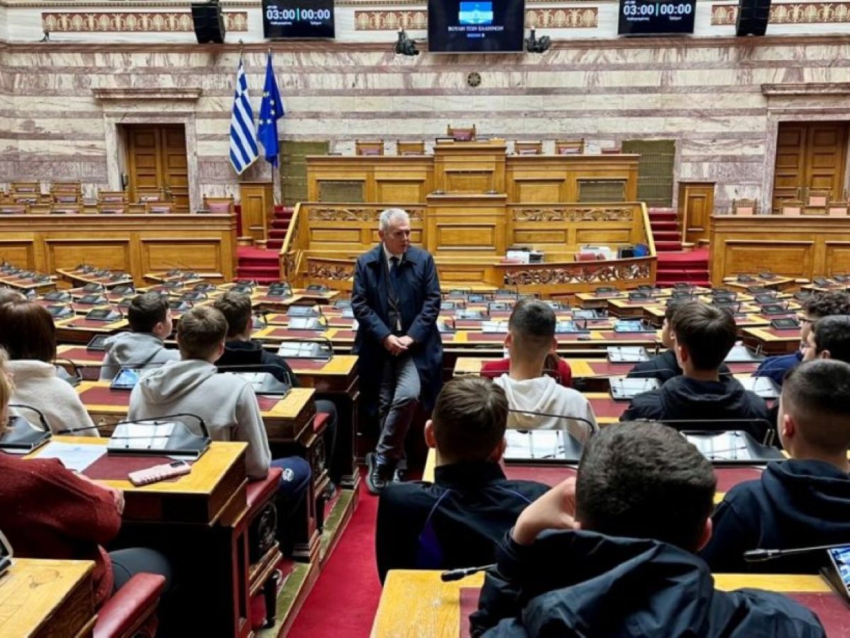 Χαρακόπουλος σε Λαρισαίους μαθητές στη Βουλή: «Fake news και με σφραγίδα του AI»