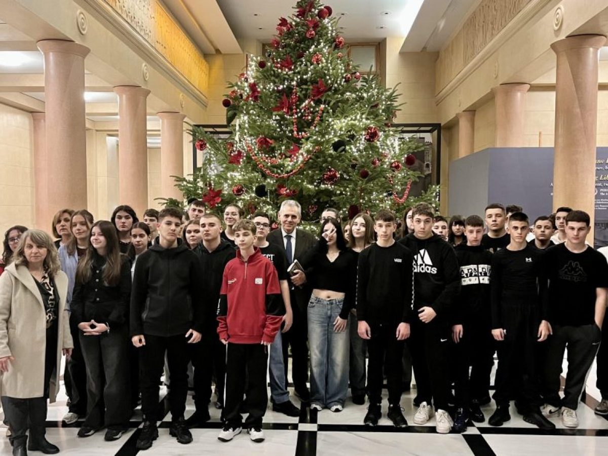 Χαρακόπουλος σε Λαρισαίους μαθητές στη Βουλή: Γιατί αποφάσισα να εμπλακώ ενεργά στα κοινά