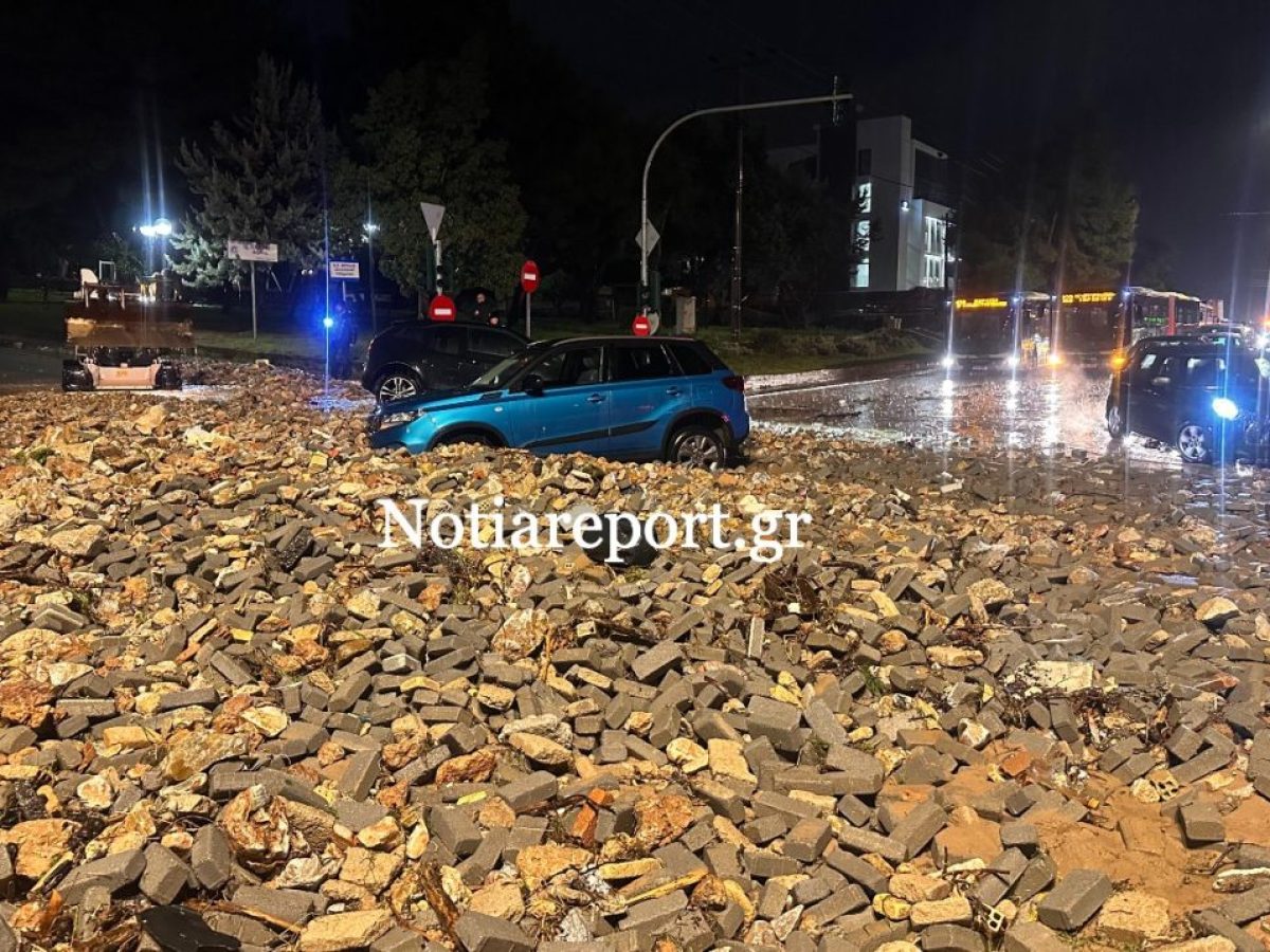 Χείμαρροι δρόμων παρέσυραν δεκάδες ΙΧ στη Βούλα