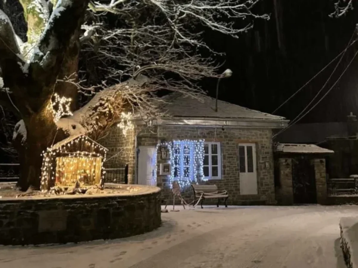 Χειμωνιάτικο σκηνικό στην Ήπειρο με χιόνια και θερμοκρασίες κάτω από το μηδέν – Επιχειρήσεις απεγκλωβισμού οχημάτων