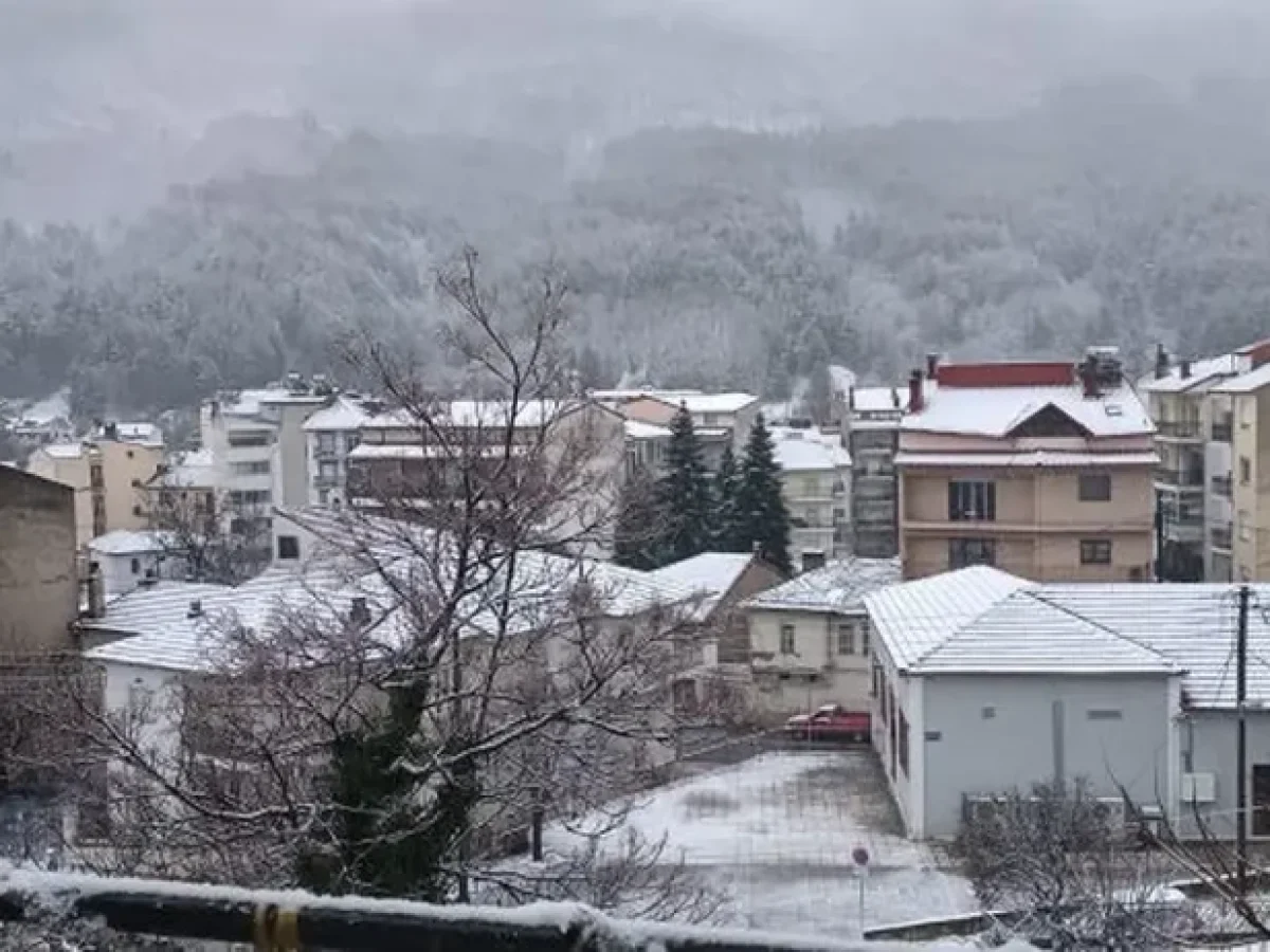 Χιόνια και παγετός στη Δυτική Μακεδονία – Κλειστά σχολεία και αντιολισθητικές αλυσίδες στο οδικό δίκτυο