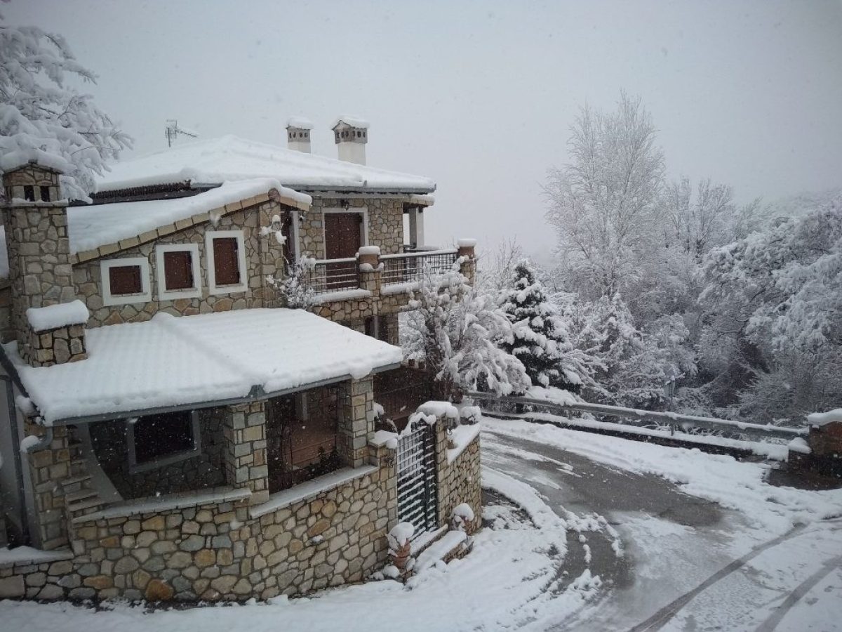 Χιόνια και στα ημιορεινά των Τρικάλων τη Δευτέρα