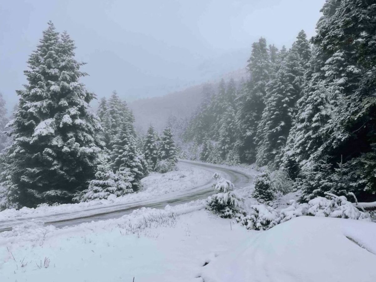 Χιόνια στα ορεινά της Αιτωλοακαρνανίας-Επιχειρούν μηχανήματα της Περιφέρειας