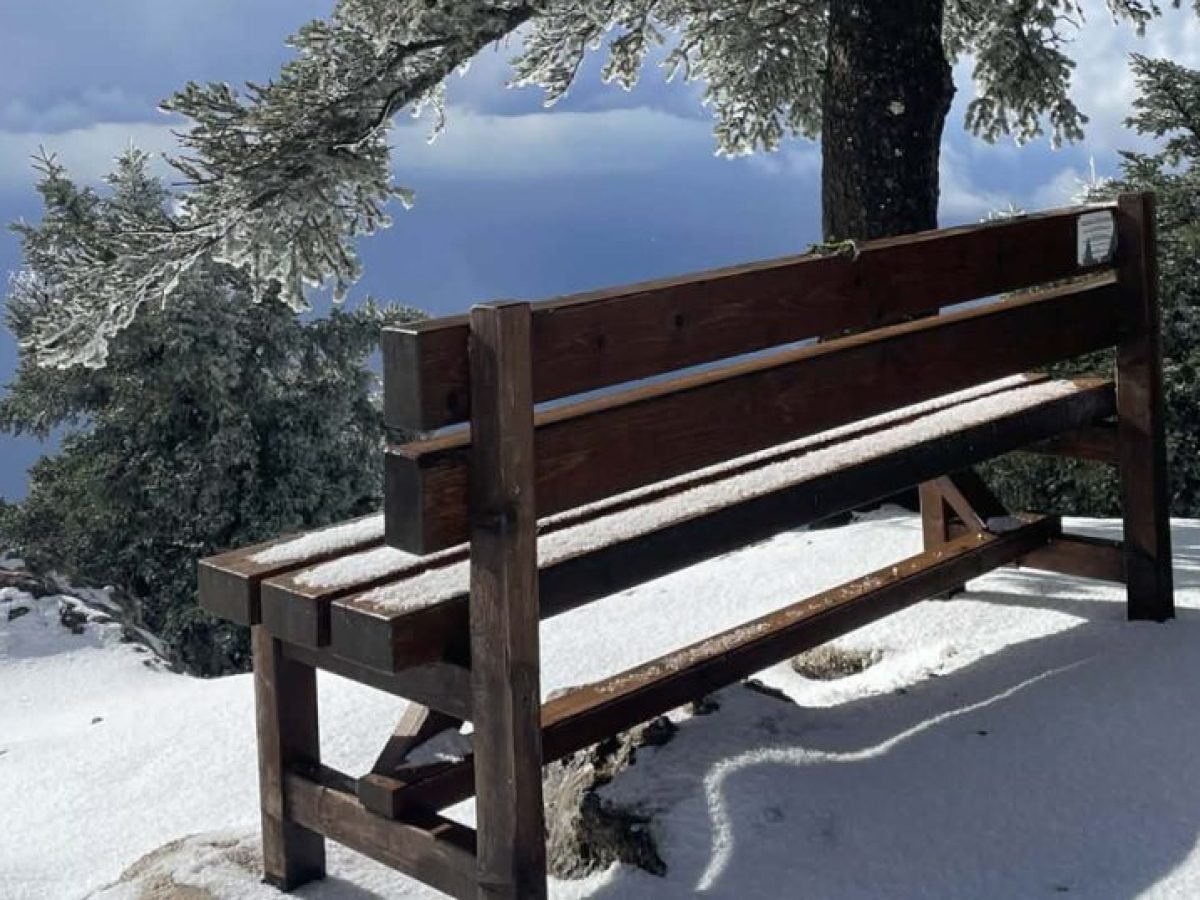 Χιονισμένος Αίνος: Μαγευτικές εικόνες από το κατάλευκο βουνό