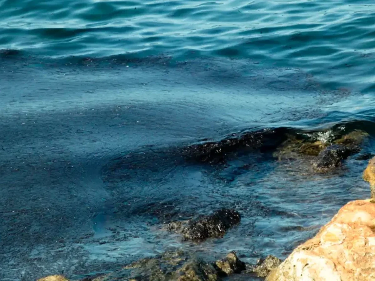 Χειροπέδες σε 52χρονο για πετρελαιοκηλίδα άνω των 2 στρεμμάτων στη θάλασσα του Ασπροπύργου