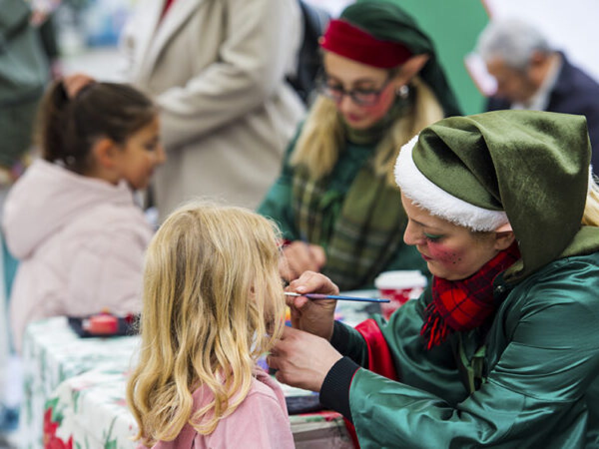 Χριστουγεννιάτικες εκδηλώσεις, μουσική και χαμόγελα για την τόνωση της αγοράς   