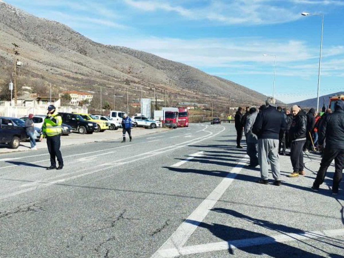 Δ. Μακεδονία: Κλείσιμο Εγνατίας από αγρότες του μπλόκου της Σιάτιστας