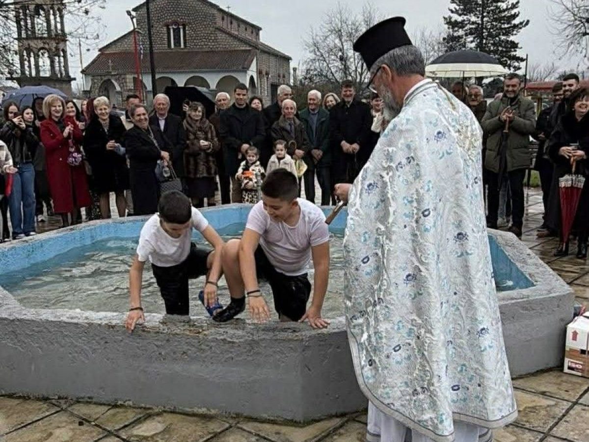 Δενδροχώρι Τρικάλων: Τα Θεοφάνεια αλλιώς – όταν το έθιμο περνά στα χέρια της νέας γενιάς