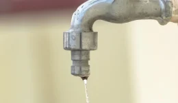 diakopi-nerou-stin-polichni-provlimata