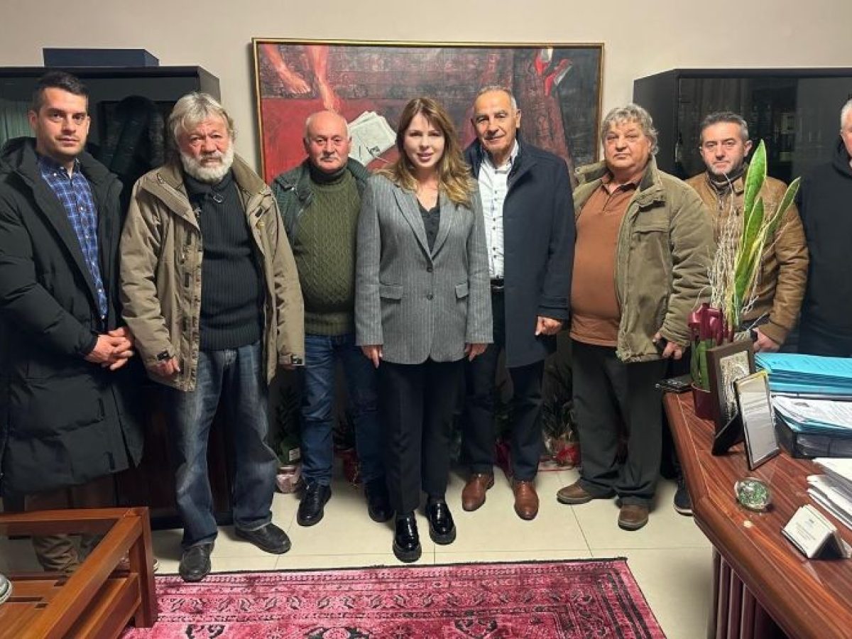 Διάλογος ουσίας της Κατερίνας Παπακώστα με τους ανθρώπους των λαϊκών αγορών