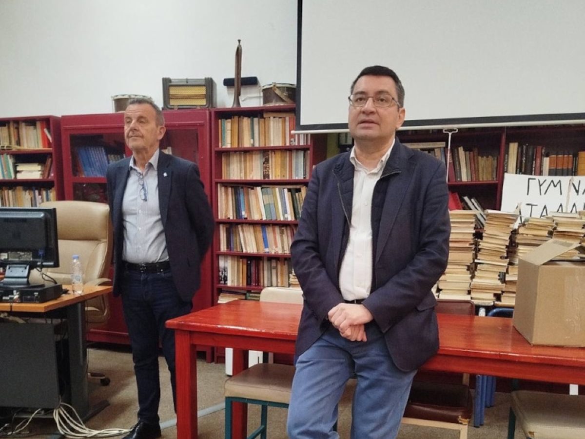 Διανομή οδηγού πανελληνίων εξετάσεων στους μαθητές της Γ’ Λυκείου του ΓΕΛ και του ΕΠΑ.Λ. Αταλάντης του Δήμου Λοκρών