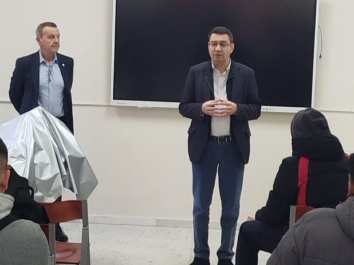 Διανομή οδηγού πανελληνίων εξετάσεων στους μαθητές της Γ’ Λυκείου του ΓΕΛ και του ΕΠΑ.Λ. Αταλάντης του Δήμου Λοκρών