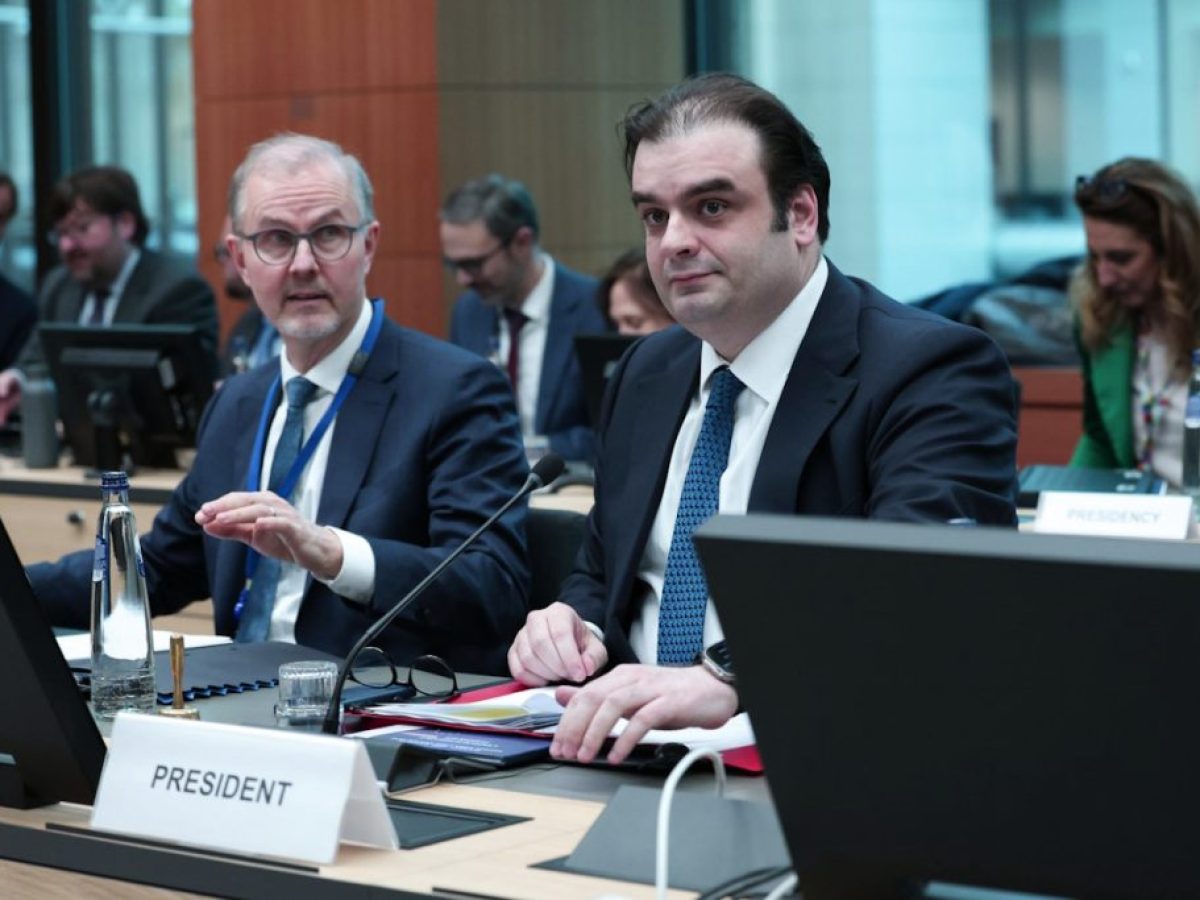 Διατλαντικές εντάσεις και Ευρωζώνη: Πιερρακάκης τονίζει τη σημασία της διπλωματίας