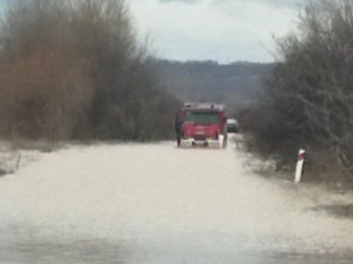 Διδυμότειχο: Επιχείρηση απεγκλωβισμού 4 ατόμων από ΙΧ που ακινητοποιήθηκε σε κλειστή γέφυρα