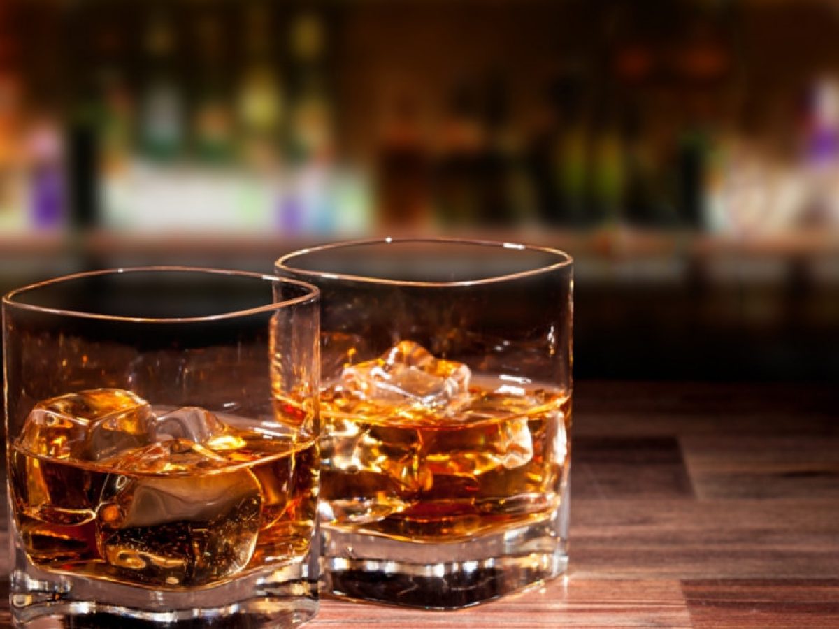 Δικογραφία για σερβίρισμα αλκοόλ σε ανήλικο