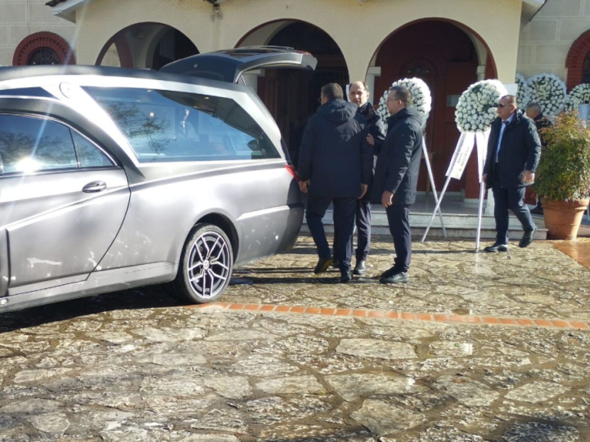 Δείτε βίντεο: Ράγισαν καρδιές στην κηδεία της Ελένης Κατσαρού που έχασε τη ζωή της στο δυστύχημα στη “Βιολάντα”