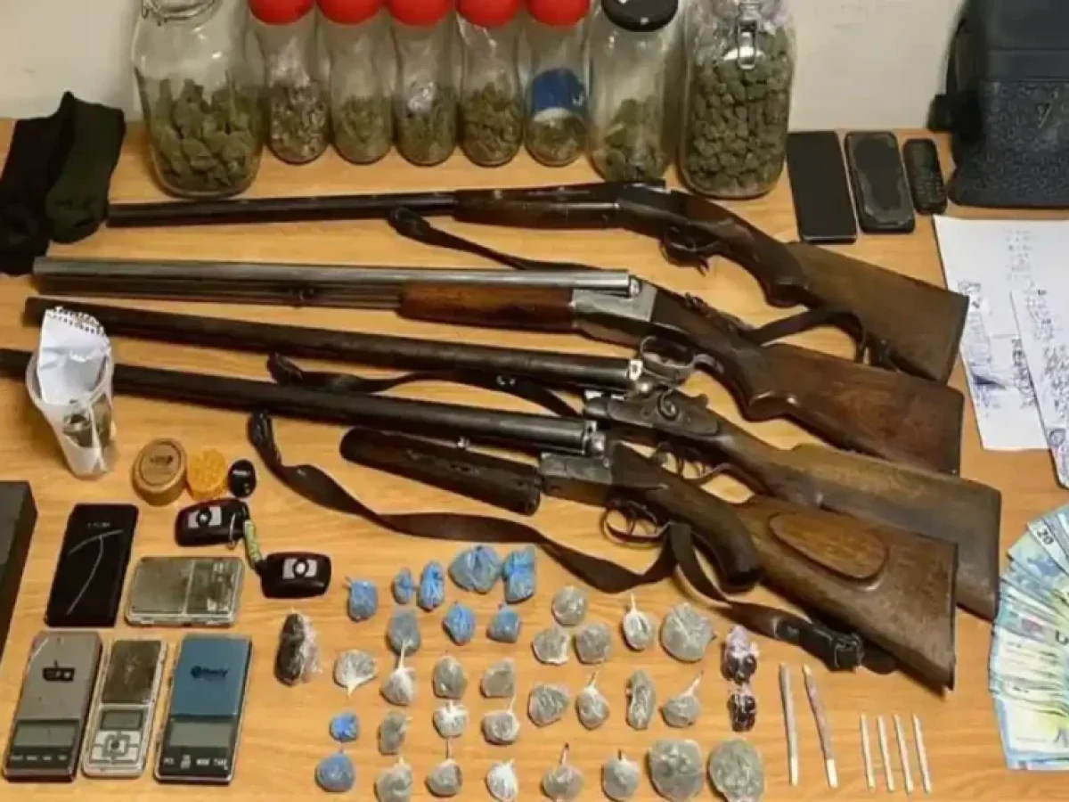 Δυτική Αττική: Οικογένεια είχε κάνει κατάστημα «στέκι» για ναρκωτικά – κατασχέθηκαν καραμπίνες και κάνναβη