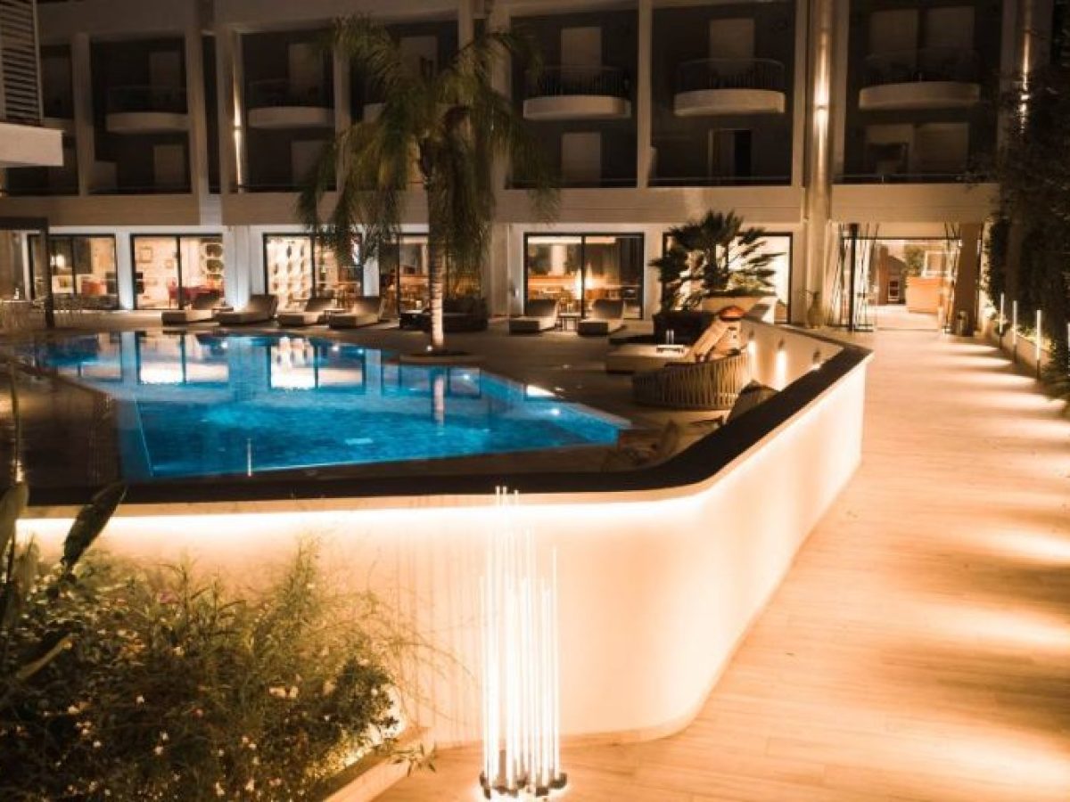 &Alpha;&rho;&gamma;&omicron;&lambda;ί&delta;&alpha;: &Tau;&omicron; Flisvos Royal Hotel & Suites 4* &sigma;&tau;&omicron; &Tau;&omicron;&lambda;ό &zeta;&eta;&tau;ά &pi;&rho;&omicron;&sigma;&omega;&pi;&iota;&kappa;ό