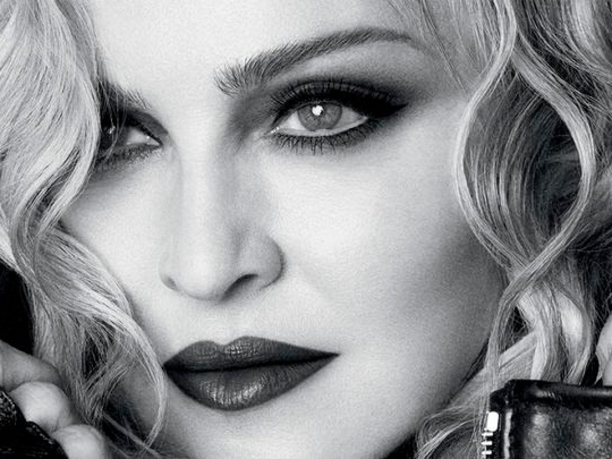 Η άκρως ερωτική διαφήμιση της Dolce & Gabbana με πρωταγωνίστρια τη Μαντόνα και δύο νεαρούς, δείτε βίντεο