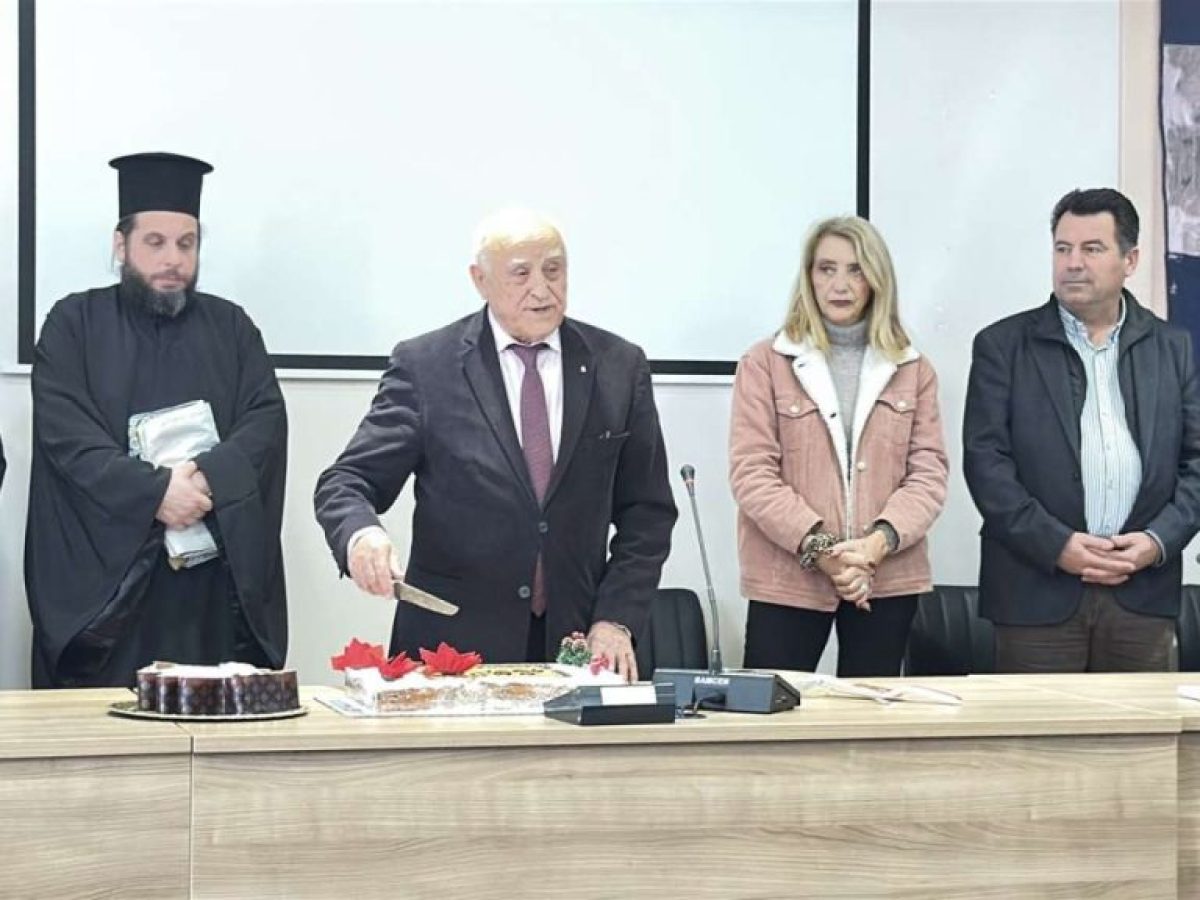 Κοπή της πρωτοχρονιάτικης πίτας Διοίκησης & εργαζομένων στην αίθουσα συνεδριάσεων του Διοικητηρίου   