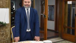 divkoutsogiannis-sti-vasilopita-tou-dimou