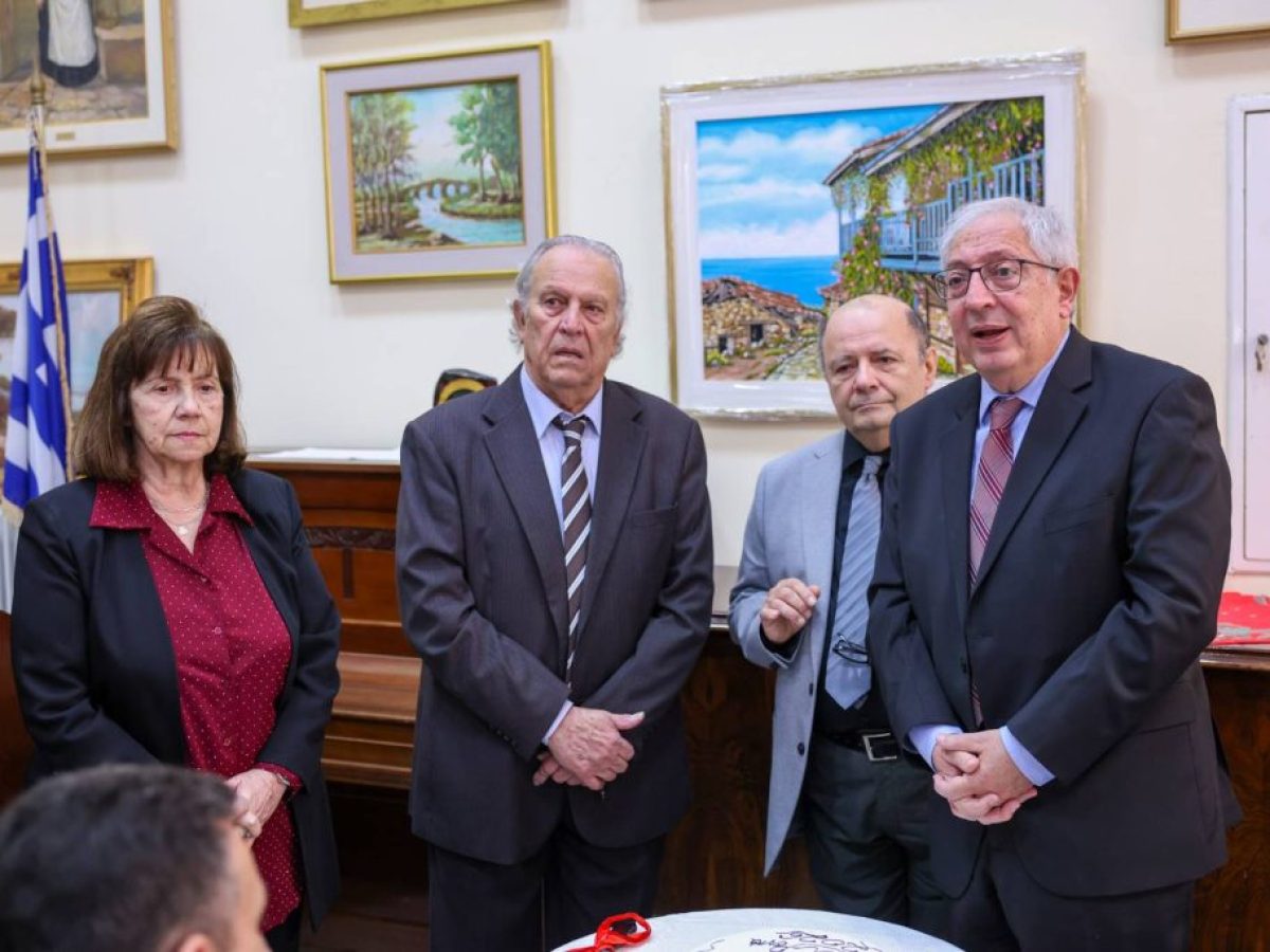 Με ευχές για το 2026, ο Δήμαρχος Αμαρουσίου Θ. Αμπατζόγλου, “έκοψε” την Πρωτοχρονιάτικη Πίτα για τον Εικαστικό & Πολιτιστικό Σύλλογο  Αμαρουσίου «ΠΙΝΑΚΟΘΗΚΗ»