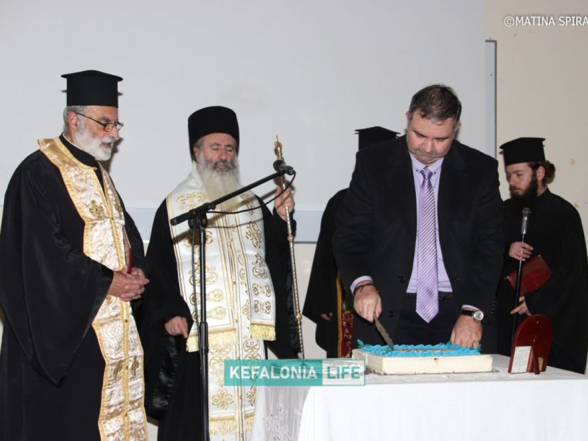 Με πολιτικές ομιλίες, “πειράγματα” & μουσική από τις Χορωδίες του Δήμου η κοπή της Πρωτοχρονιάτικης Πίτας του Δήμου Ληξουρίου (βίντεο – εικόνες)