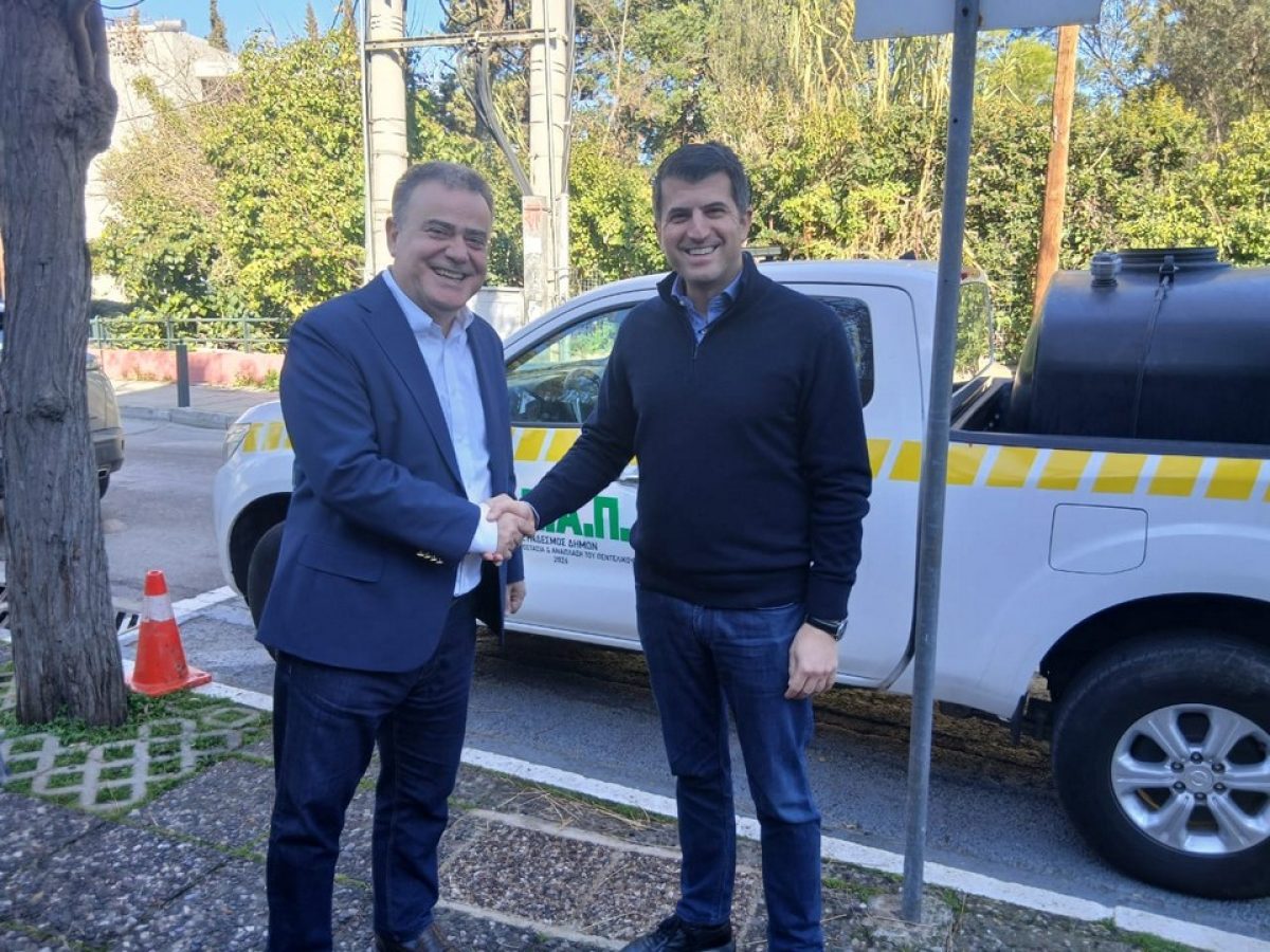 Ο Δήμαρχος Κηφισιάς & Πρόεδρος του ΣΠΑΠ, Βασίλης Ξυπολυτάς παρέδωσε πυροσβεστικό όχημα στον Δήμο Παλλήνης
