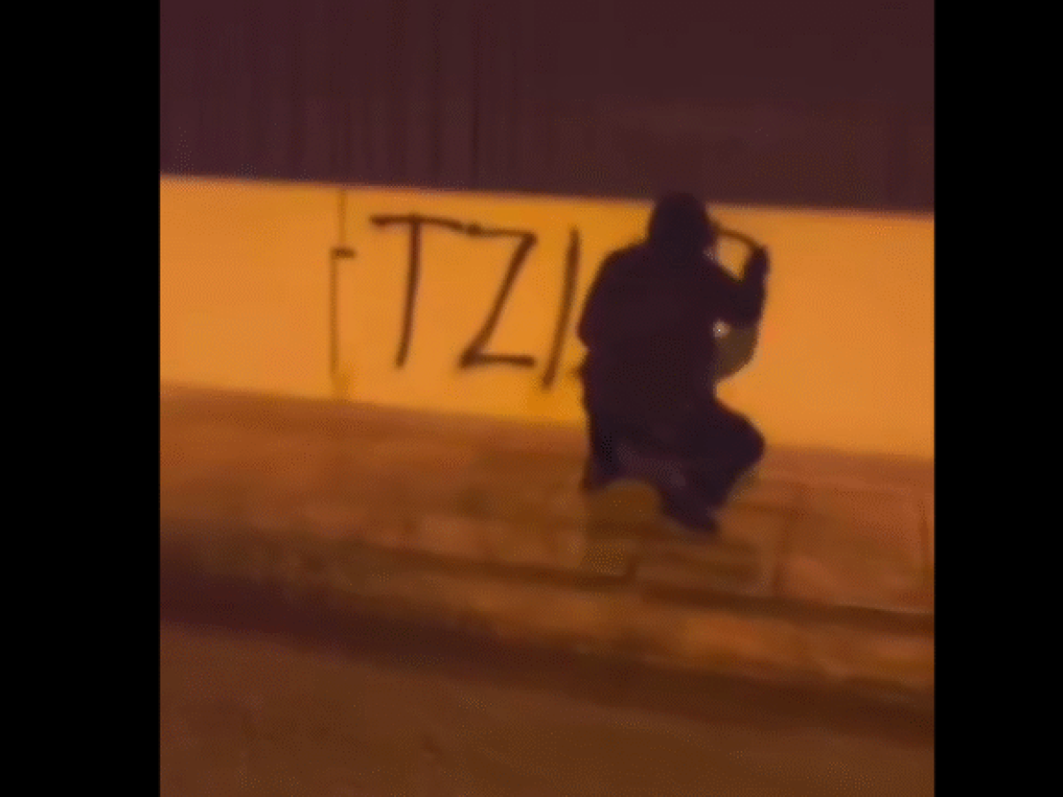 Παρέμβαση Ρουβίκωνα στο σπίτι του ιδιοκτήτη της «Βιολάντα», γράφοντας & φωνάζοντας συνθήματα(video)